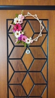 حلقه گل پشت دری